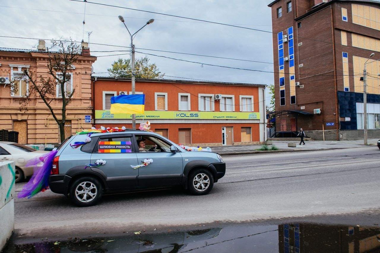 Для марша также украсили машину в цветах ЛГБТ