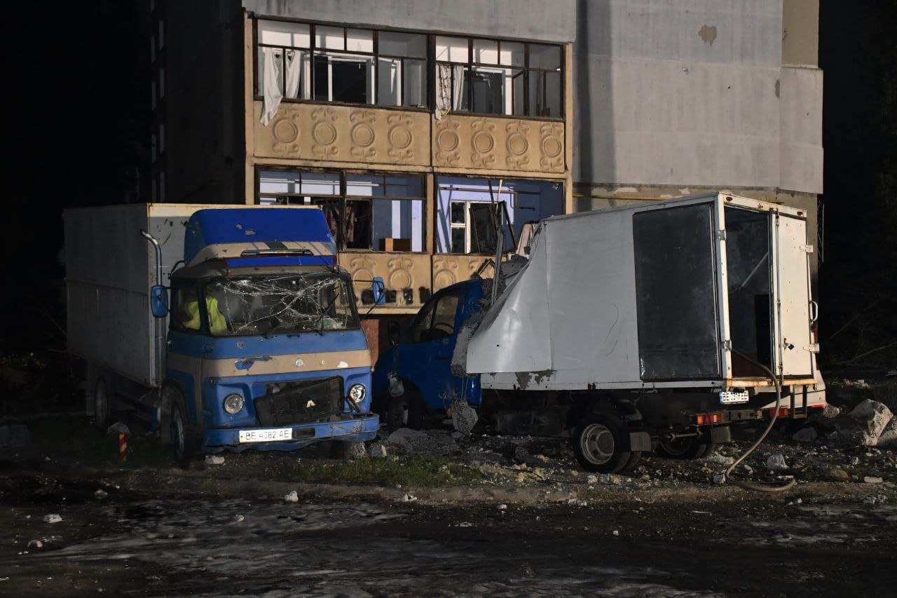 Понівечені від удару транспортні засоби