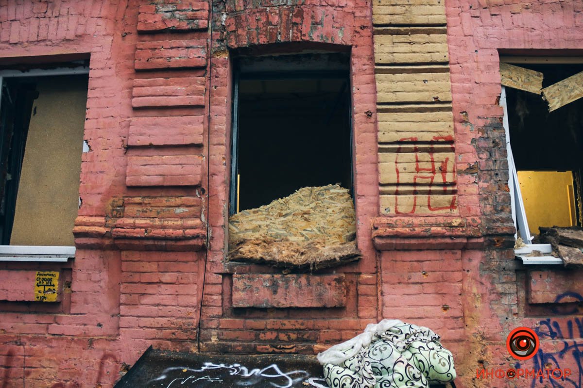 Вибуховою хвилею винесло дерев'яні щити