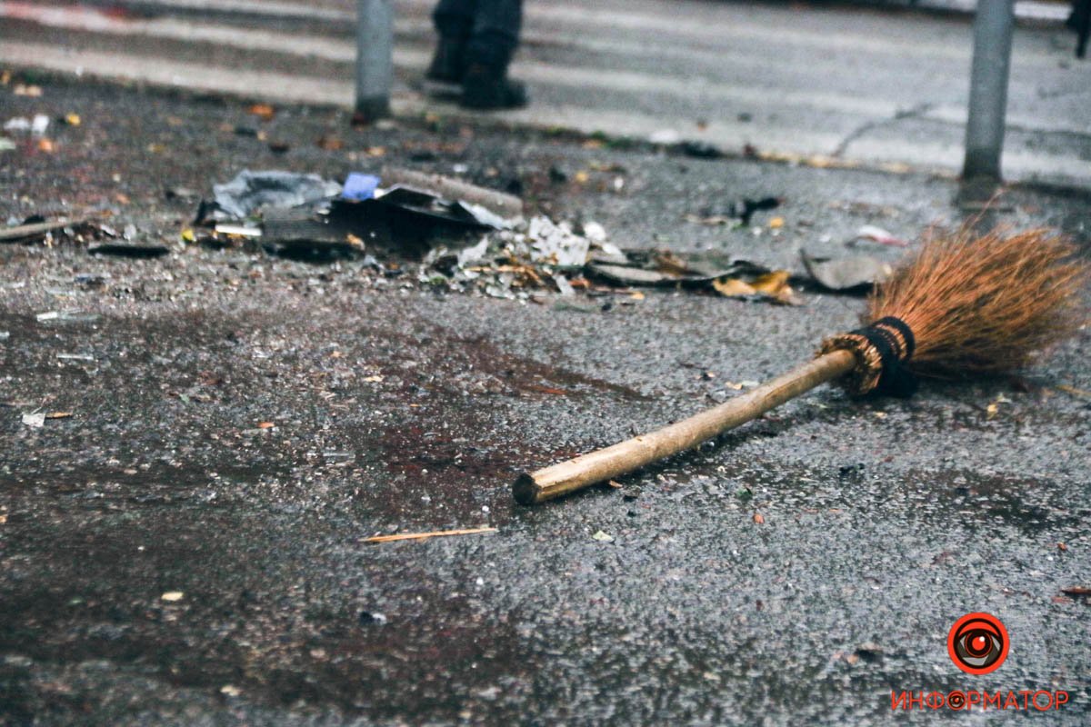 З вулиць прибирають бите скло