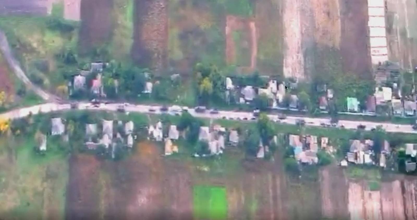 Російська колона з автівок у Зарічному. Фото: Юрій Бутусов