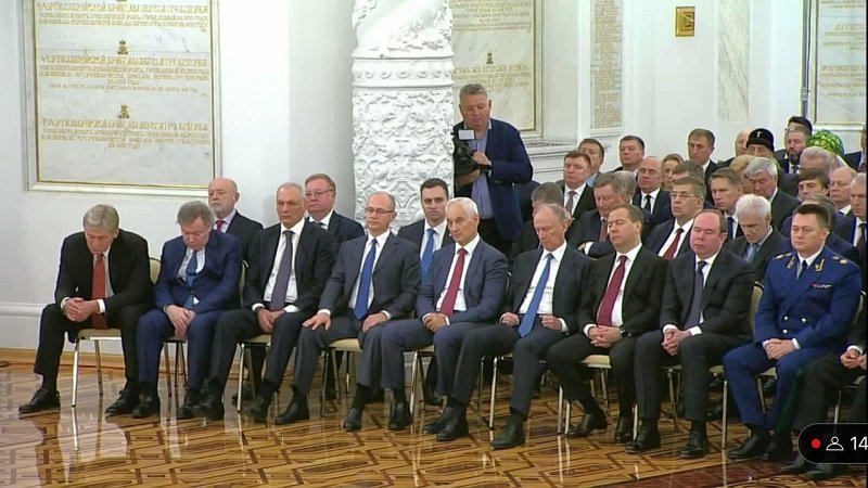 На обличчях присутніх – жодної посмішки