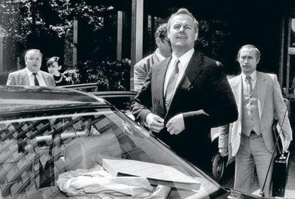 Путін несе валізу Собчака в 90-ті