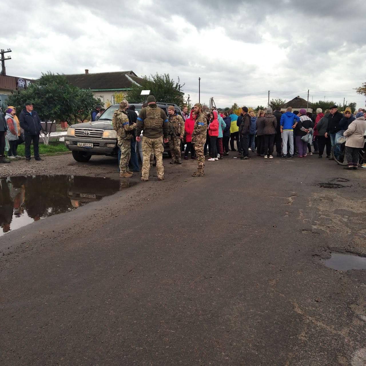 Наші військові спілкуються з місцевми мешканцями 
