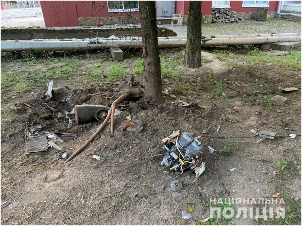 Залишки іранського дрона-камікадзе, випущеного рф по Нікополю Залишки іранського дрона-камікадзе, випущеного рф по Нікополю