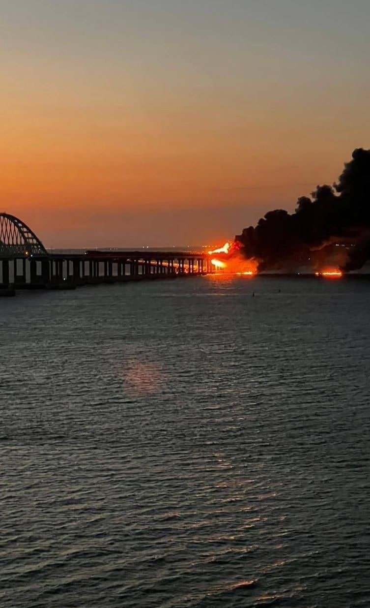 На Кримському мосту розпочалася пожежа: фото і відео 1