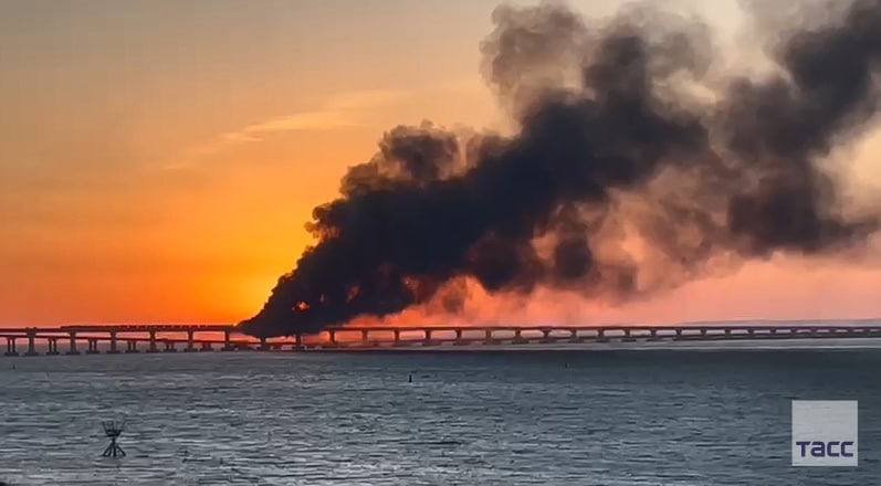 Пожежа на Кримському мосту: автомобільне та залізничне сполучення заблоковано 1
