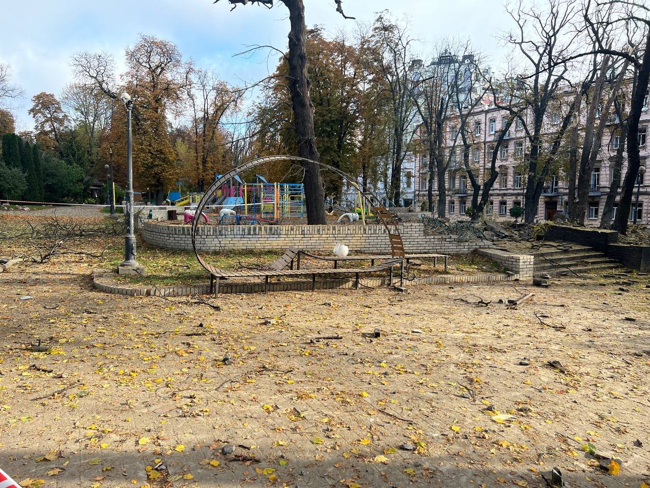 Дитячий майданчик, куди поцілили росіяни