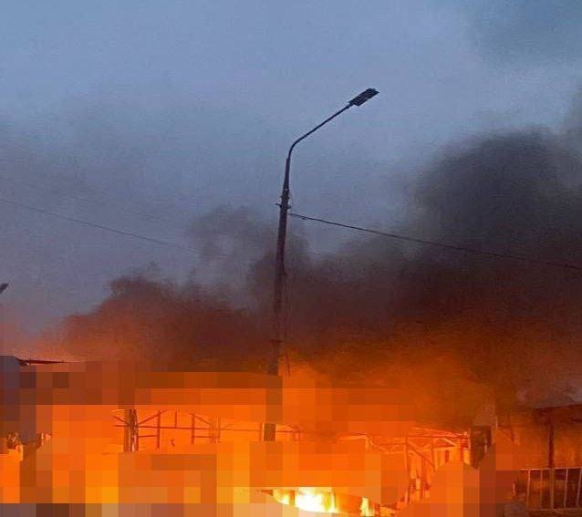 Пожежа, яка виникла після ворожого обстрілу