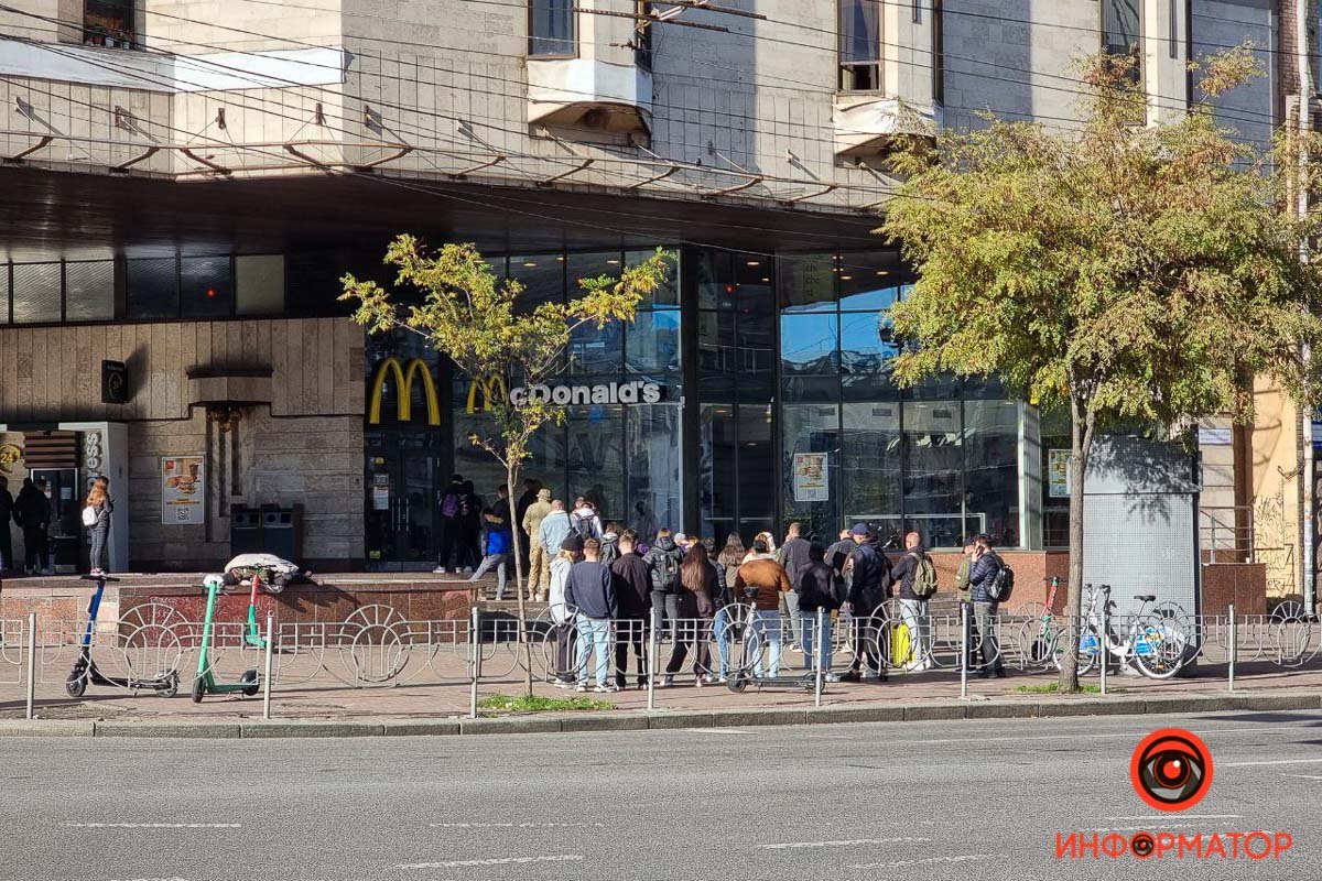 Люди терпеливо ждут своей очереди