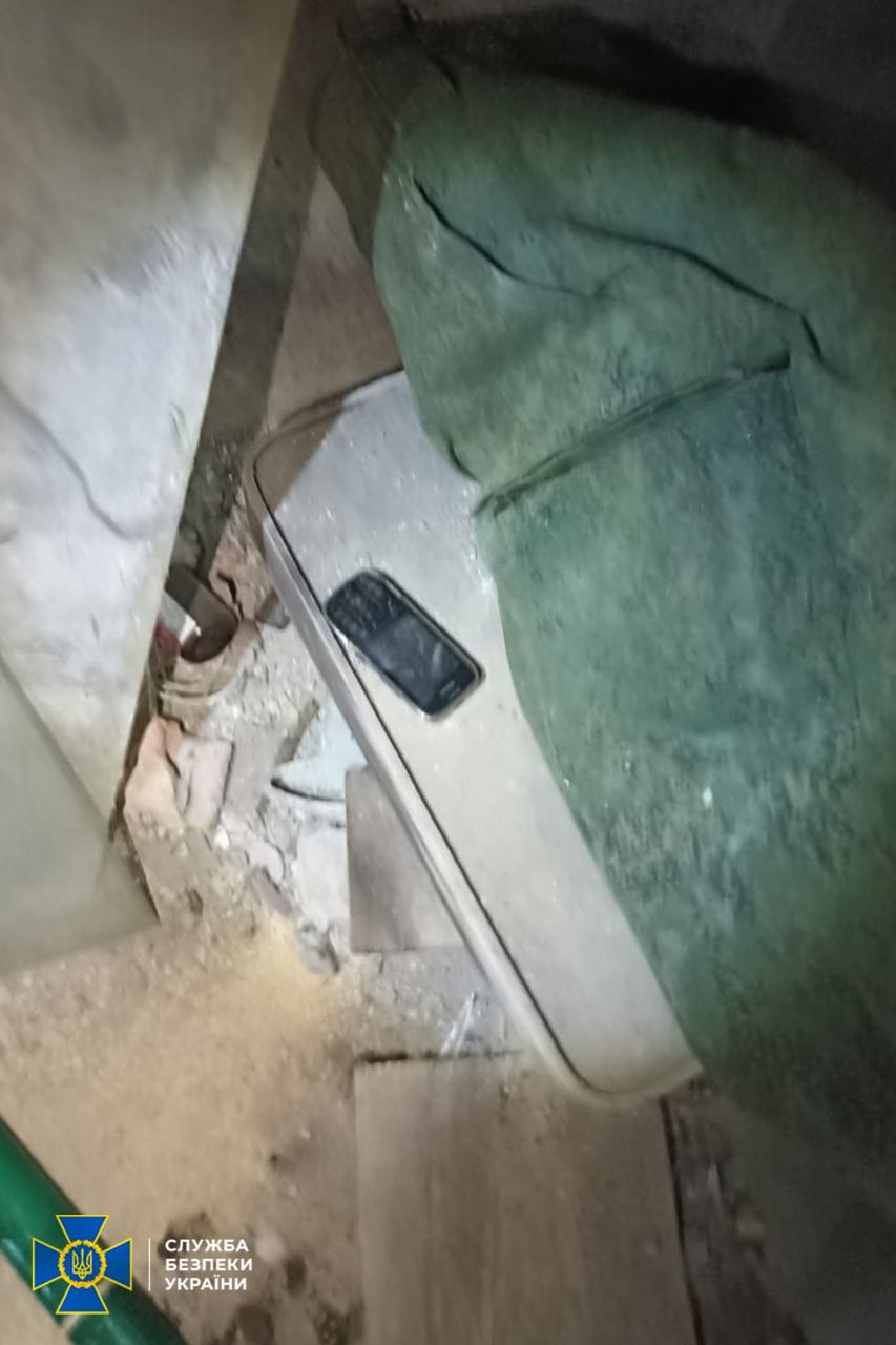 Утримували та знущалися з людей: на Донеччині знайшли ще одну катівню 1