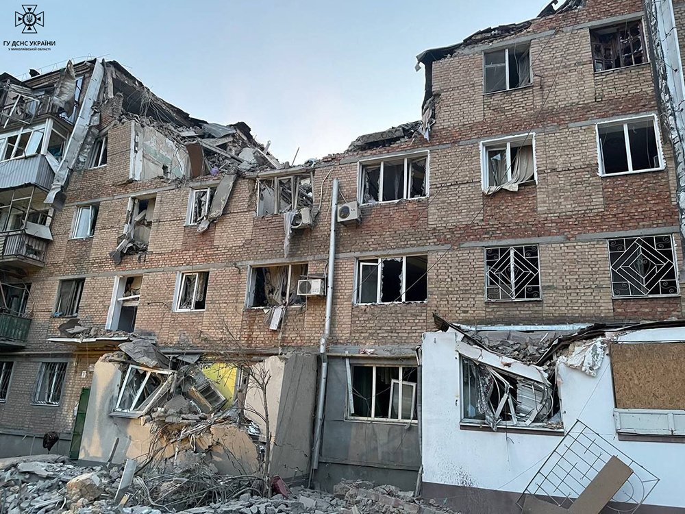 Під завалами шукають людей
