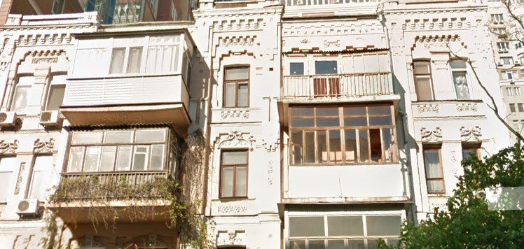 Фрагмент фасаду будинку до атаки