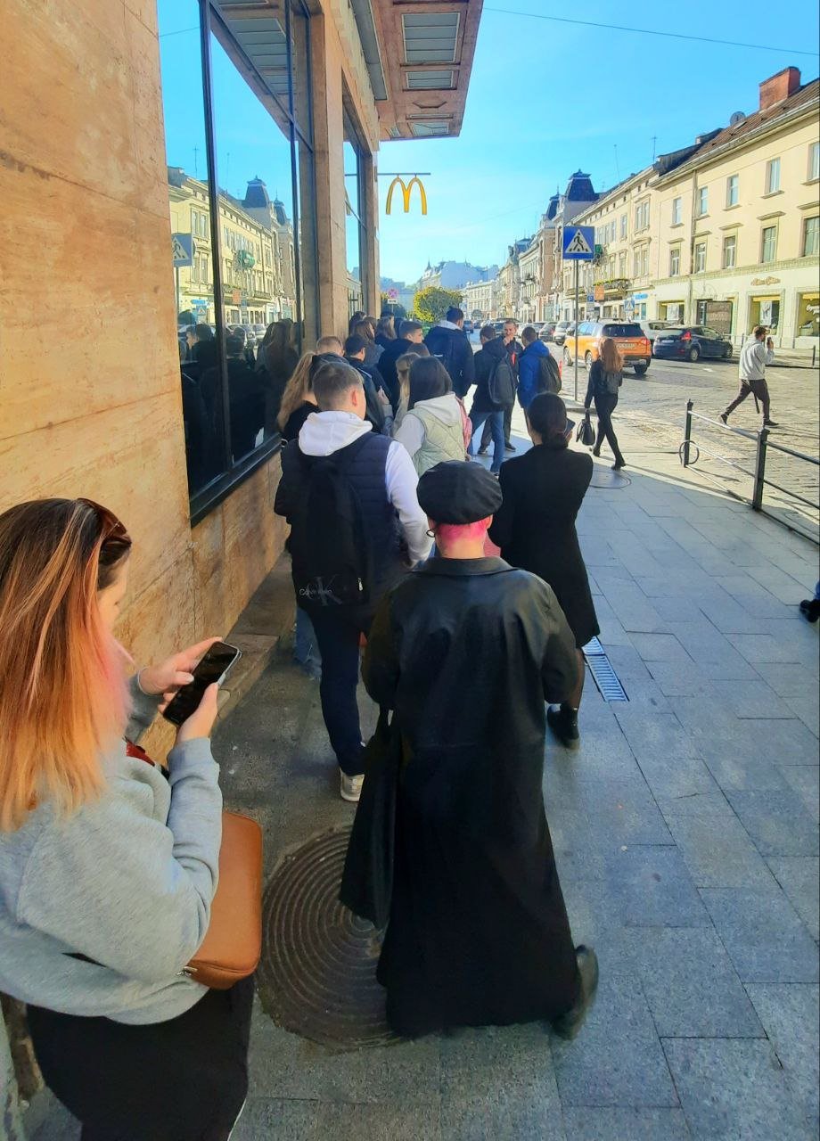 Очередь, которая выстроилась в McDonald's
