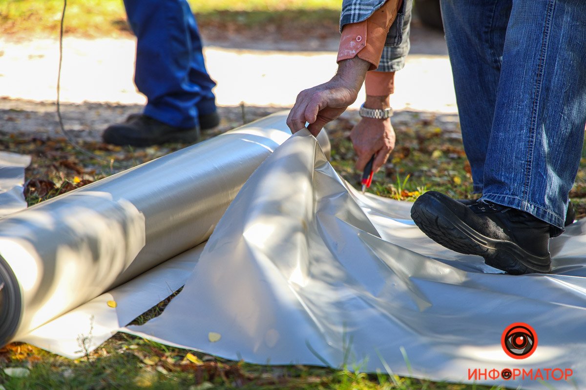 Местным жителям выдают плёнку, чтобы можно было на время закрыть повреждённые окна