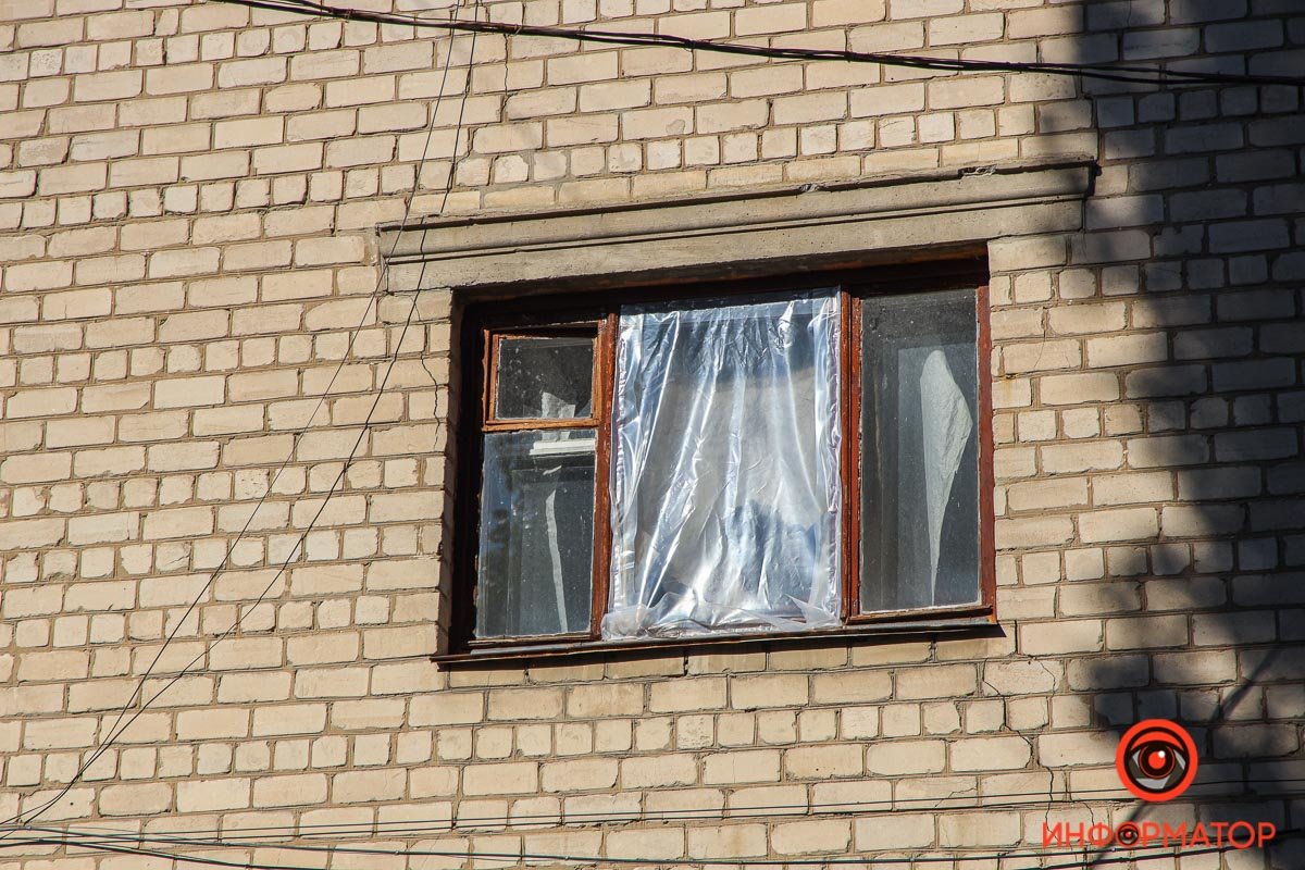 Люди затягивают окна пленкой