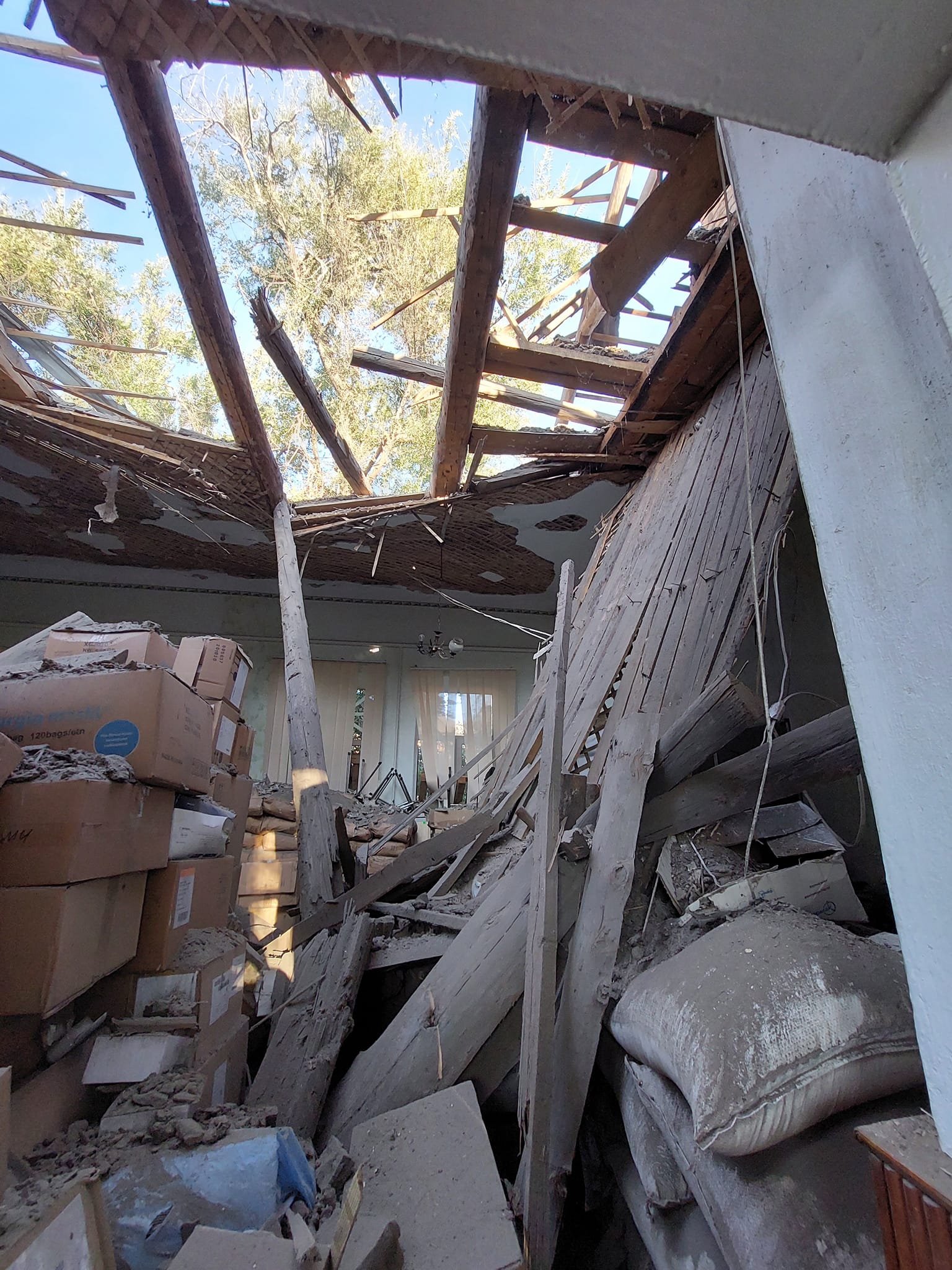 Місцеві мешканці ховаються від обстрілів у підвалах