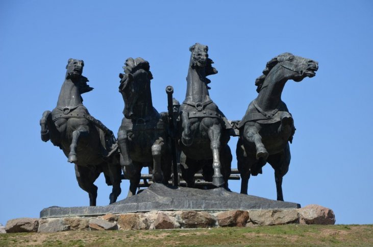 Пам'ятник тачанці споруджений на честь 50-річчя Жовтневої революції і присвячений боям на Каховському плацдармі.