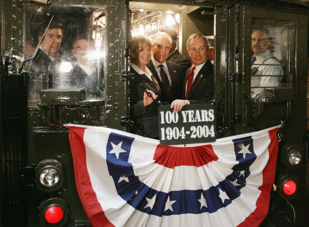 Мер Нью-Йорка Майкл Блумберг відправляється з оригінальної станції City Hall, яка зараз закрита, на вінтажному вагоні метро «Low V» під час 100-ї річниці нью-йоркського метро 27 жовтня 2004 року в Нью-Йорку. Фото: GettyImages.