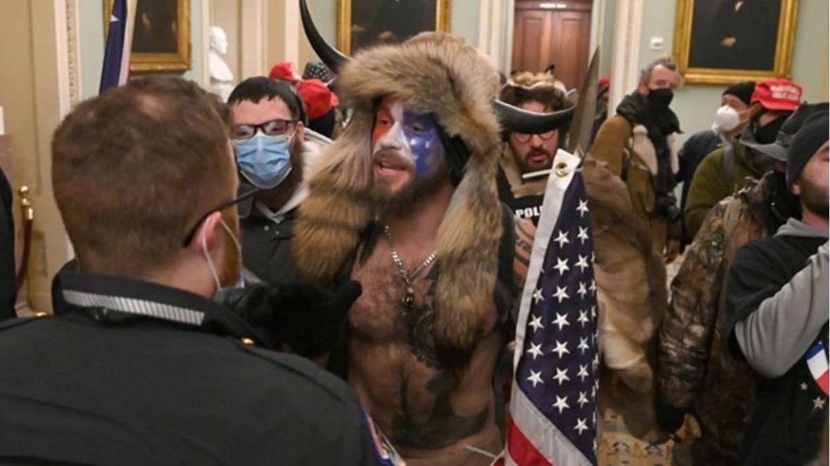 Після того, як прихильники Трампа увірвалися в Капітолій, Twitter заблокував його аккаунт Після того, як прихильники Трампа увірвалися в Капітолій, Twitter заблокував його аккаунт