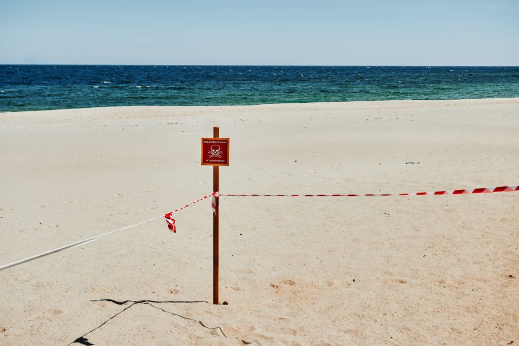 Табличка з написом «Обережно: міни», Одеса, 2022 р. Фото: Євгена Зінченка/Getty Images