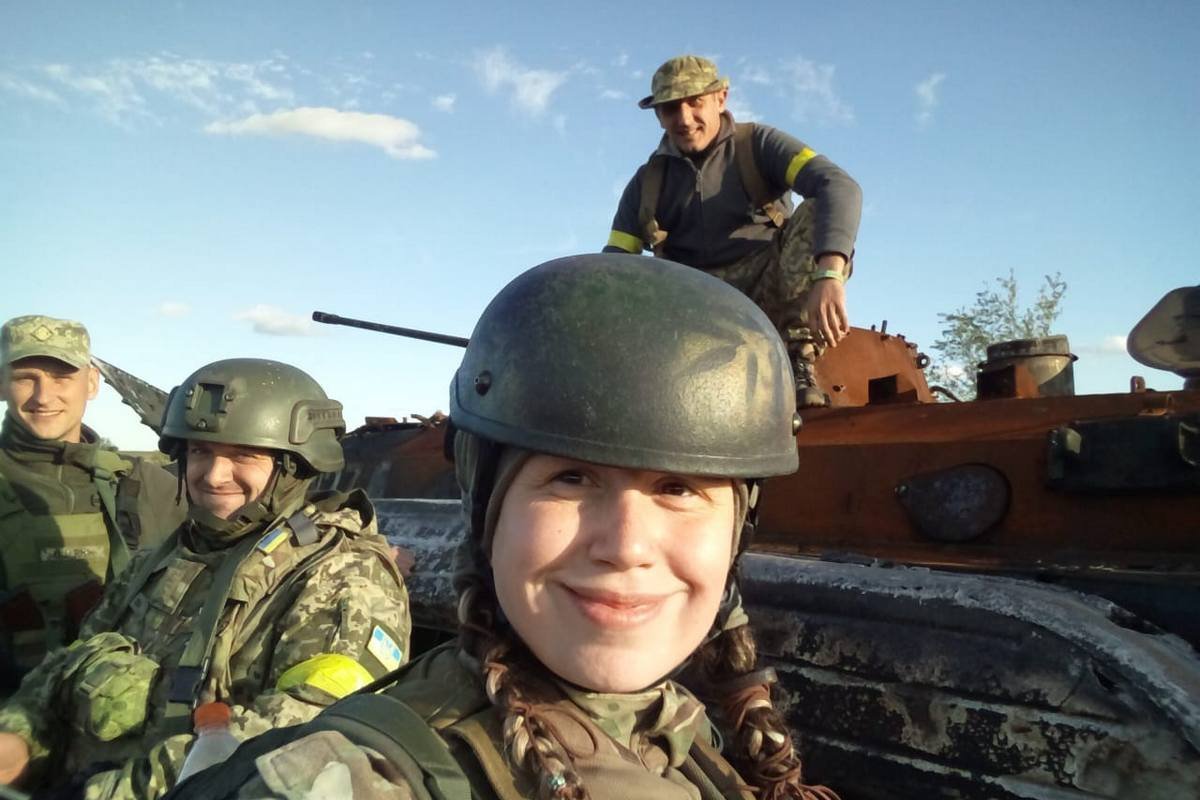 Біля ворожої техніки