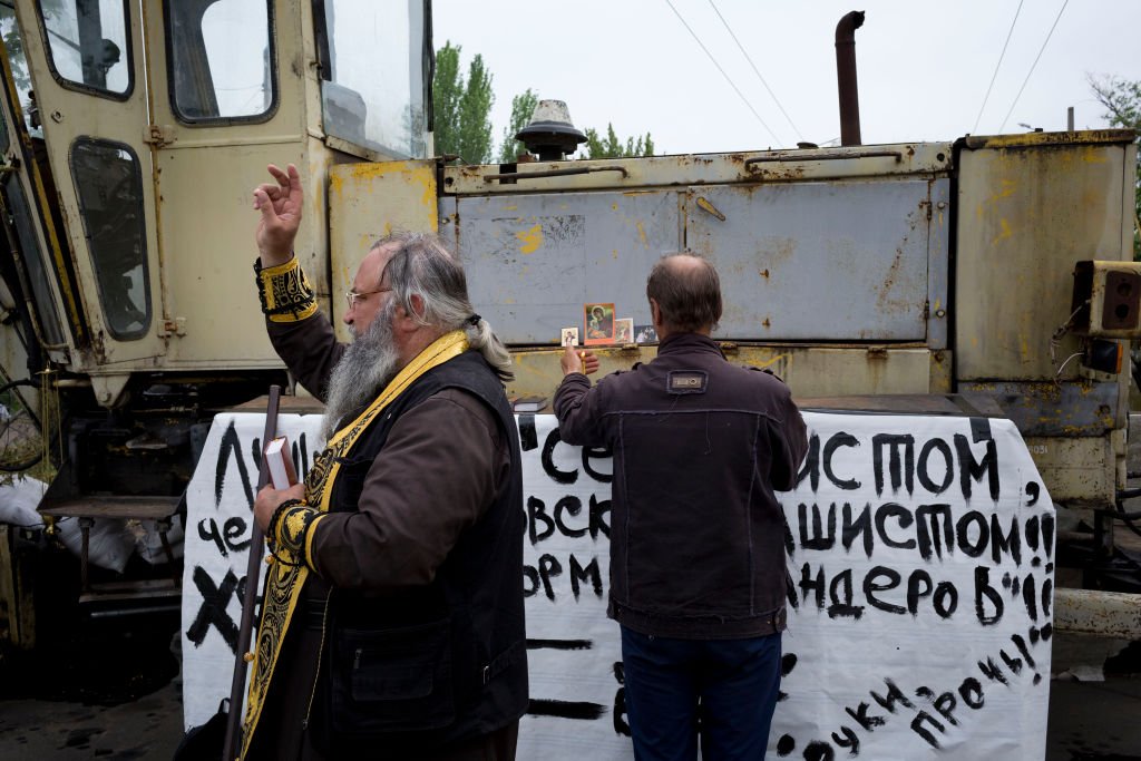  Cвященник освячує блокпост, який обслуговують підтримувані росією бойовики 12 травня 2014 року в Слов'янську, фото: Getty Images