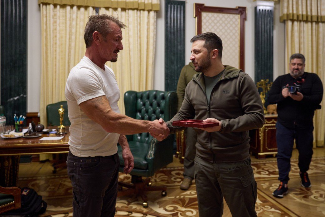 Шон Пенн вручил Зеленскому «Оскар». Что ещё делал актёр в Украине? 1