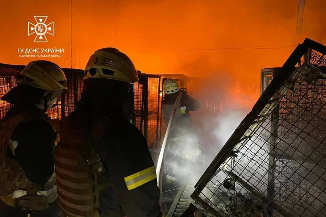 Рятувальники гасять пожежу