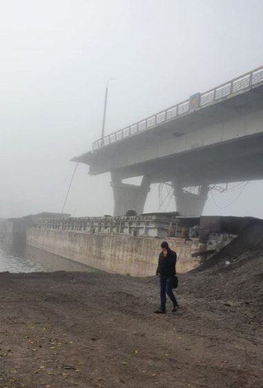 Зруйнований Антонівський міст. Фото з каналу Костянтина Риженка