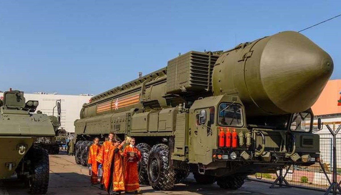 Іронія долі: батюшки освячують «Сатану» для боротьби з Антихристом Іронія долі: батюшки освячують «Сатану» для боротьби з Антихристом