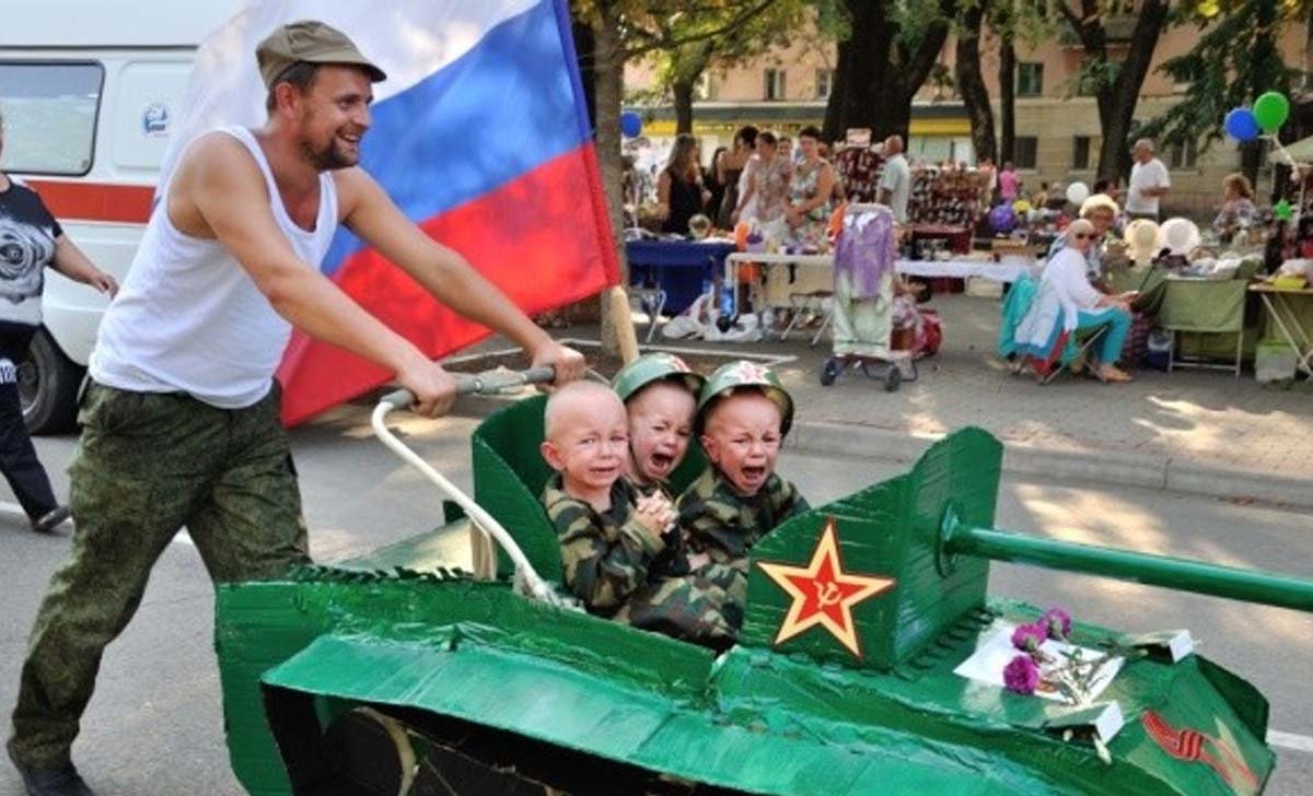 Кремль мілітаризує своє суспільство Кремль мілітаризує своє суспільство