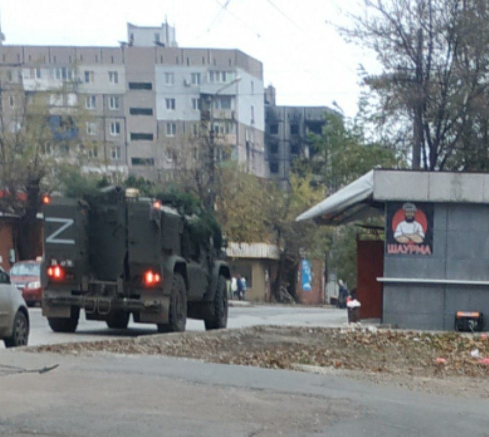 Російська техніка на вулицях Маріуполя