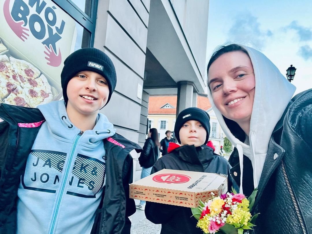 Янина Соколова посещает детей в Польше