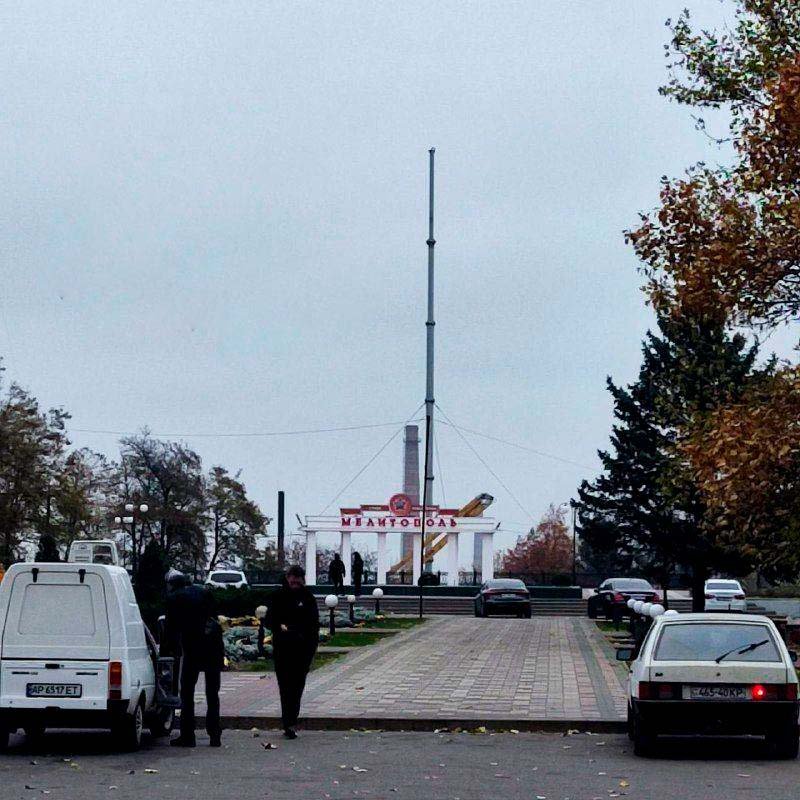 С главной площади оккупированного Мелитополя исчез российский флаг 1