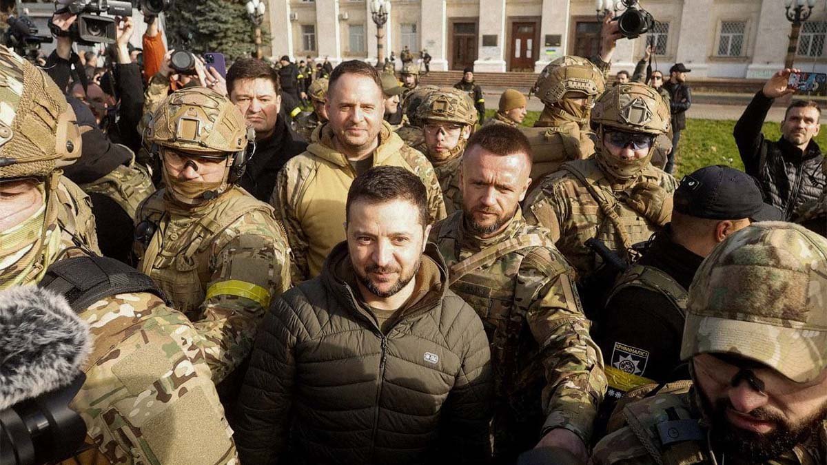 Зеленський в оточенні військових у Херсоні Зеленський в оточенні військових у Херсоні