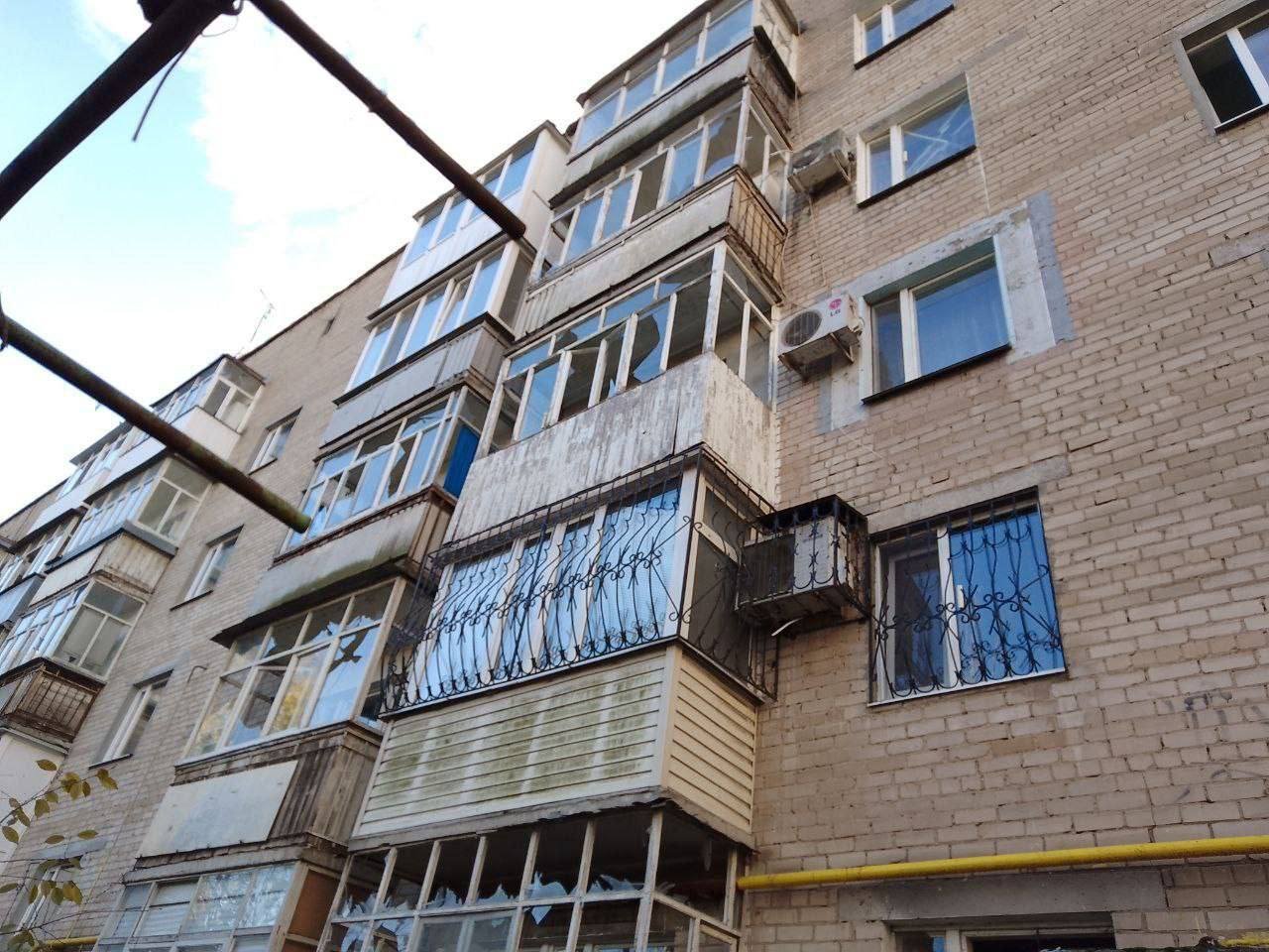 Вибух стався прямо біла під'їзду Вибух стався прямо біла під'їзду