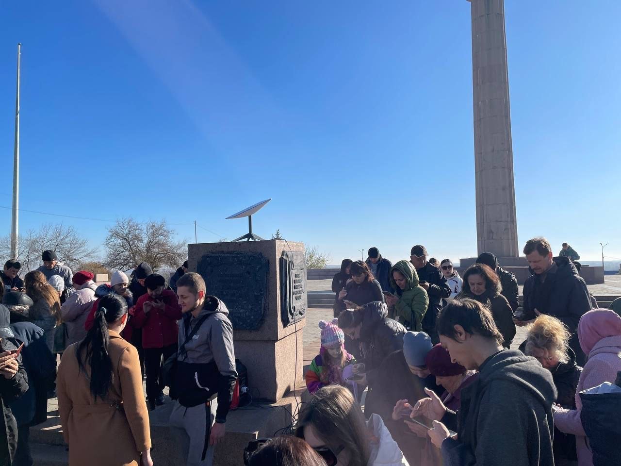 Херсонці біля публічної точки доступу Wi-Fi намагаються зв'язатися з рідними 