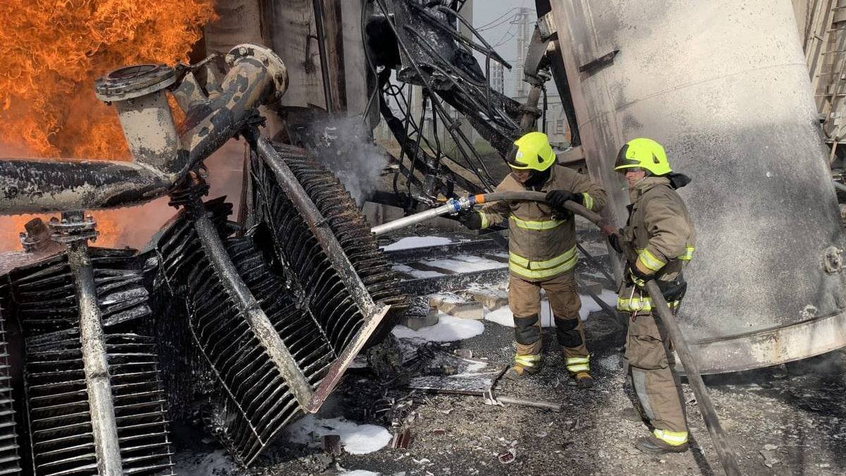 Надзвичайники борються з наслідками обстрілів
