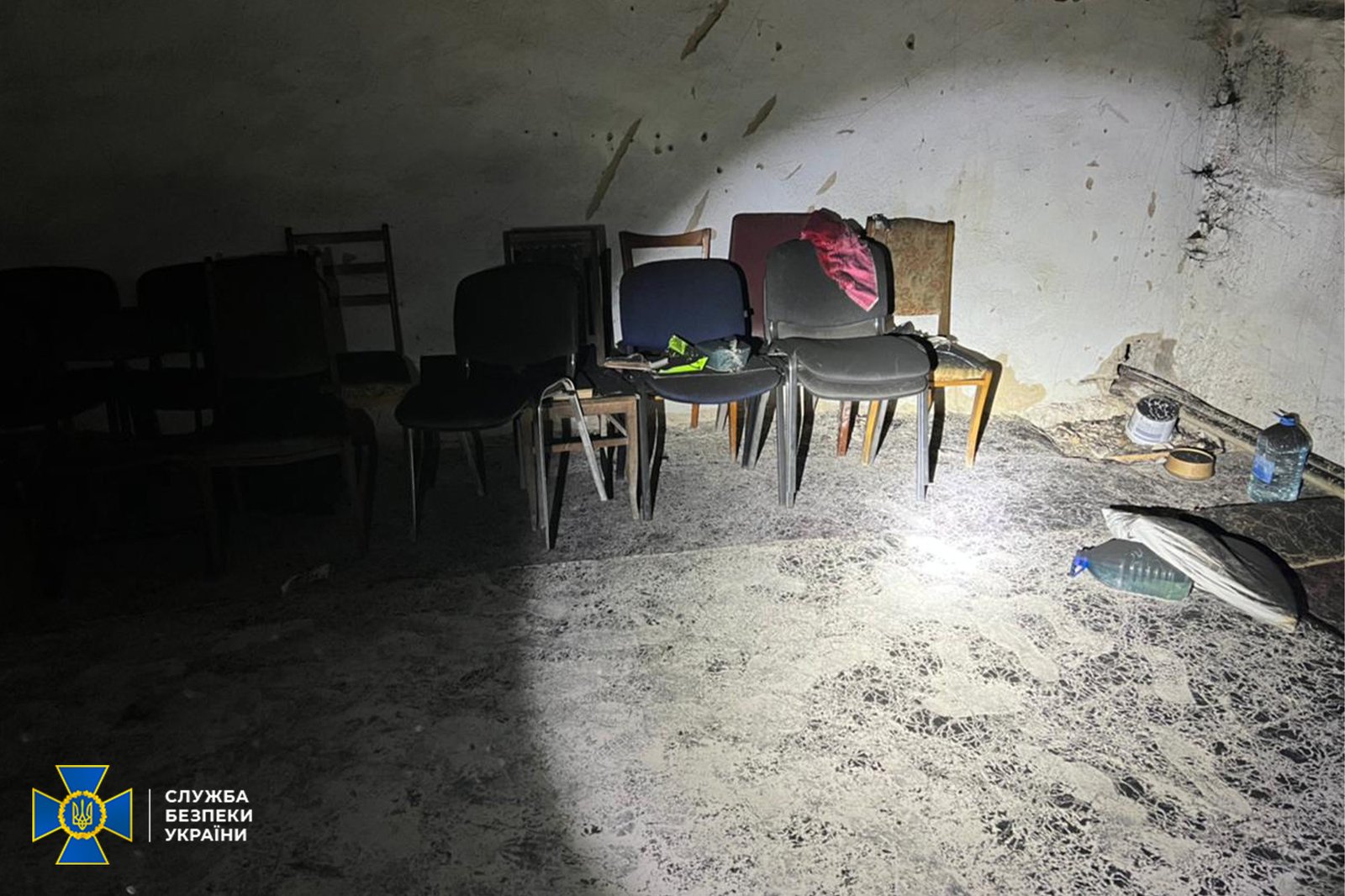 З'ясовується, скільки людей побувало в цій катівні З'ясовується, скільки людей побувало в цій катівні