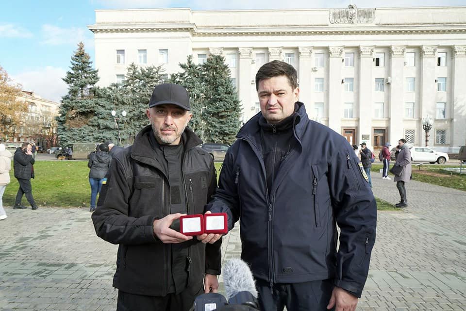 Голова Національного банку Андрій Пишний  вручив перші пам’ятні медалі очільнику Херсонської обласної військової адміністрації Ярославу Янушевичу під час свого візиту до визволеного міста 19 листопада