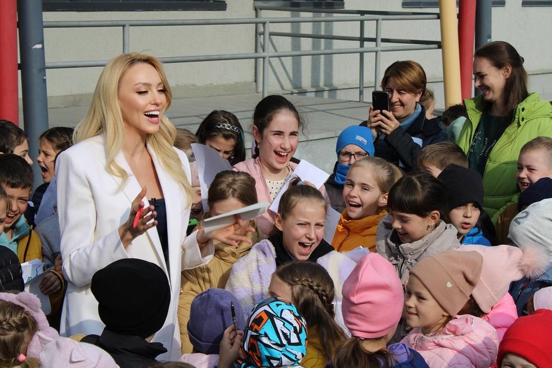 Співачка в оточенні маленьких прихильників