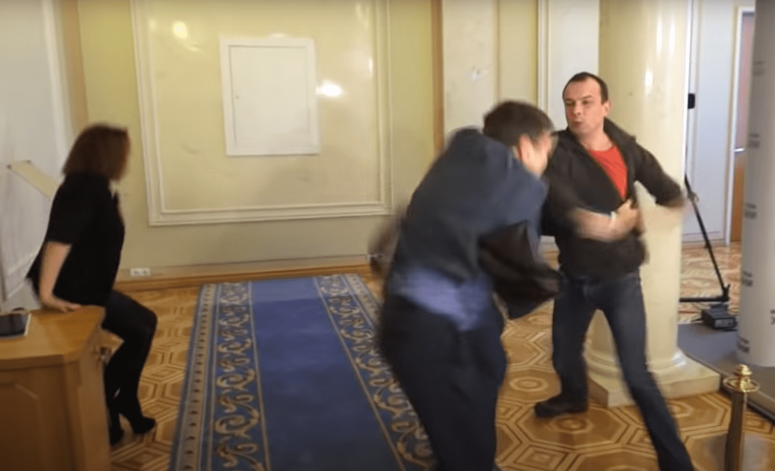 Слева направо: болельщица, Вадим Ивченко, Егор Соболев