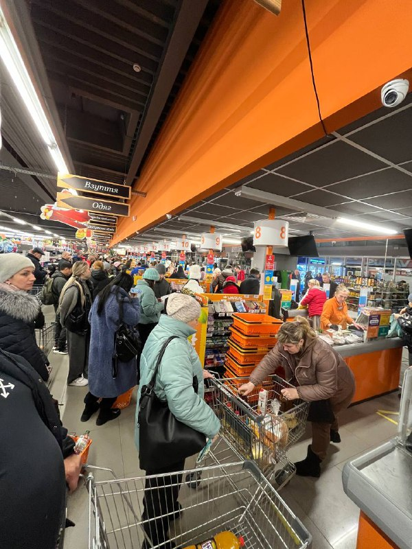 У Дніпрі люди скуповують продукти першої необдності