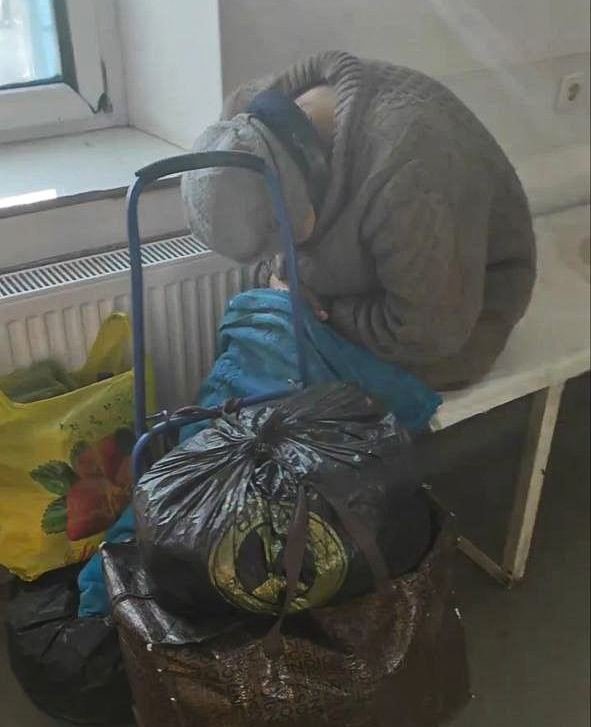 Людей привозять в лікарню з розбитих домівок, але не рятують в ній Людей привозять в лікарню з розбитих домівок, але не рятують в ній