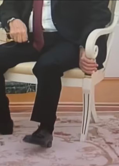 Бункерний дід міцно вхопився за крісло