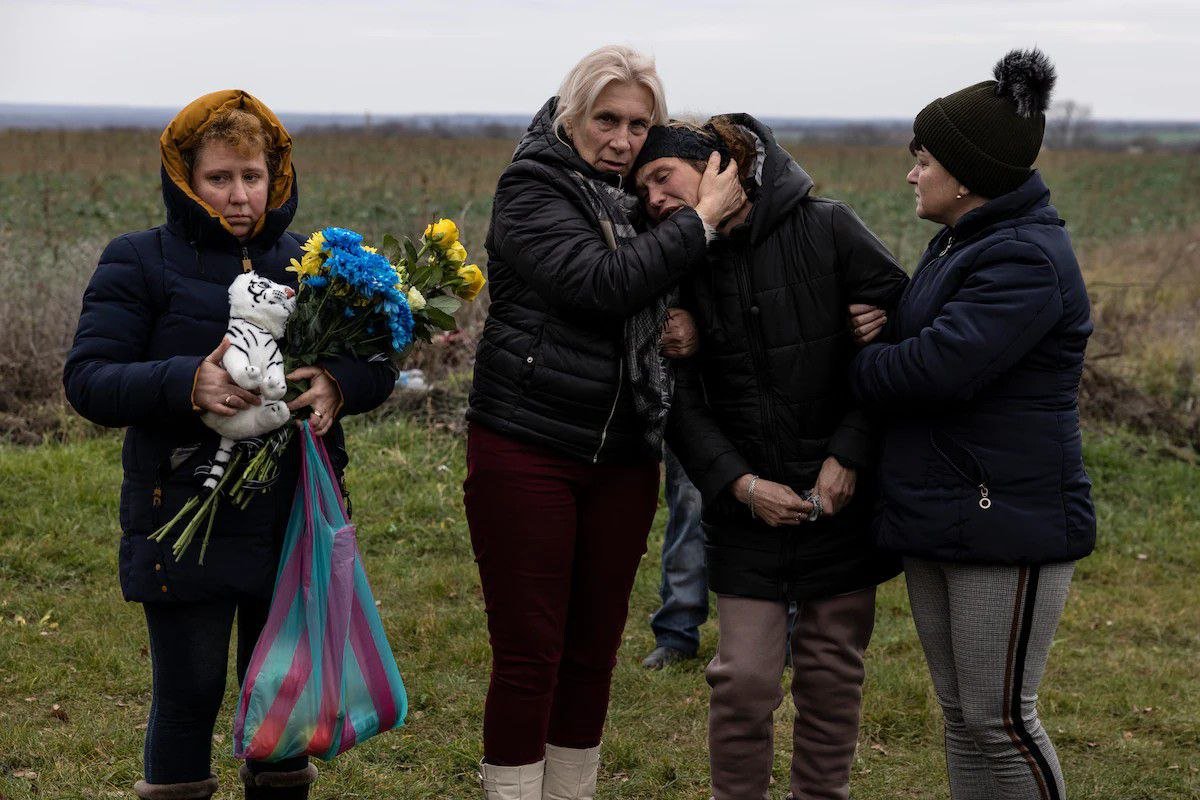 Марію Кам'янецьку на похоронах сина втішають мати й сестра. Фото: Гайді Левін для The Washington Post