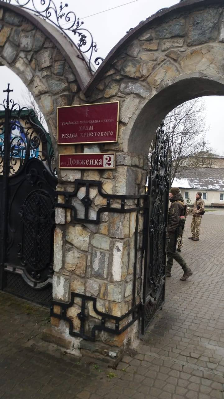 Обшуки на території храму