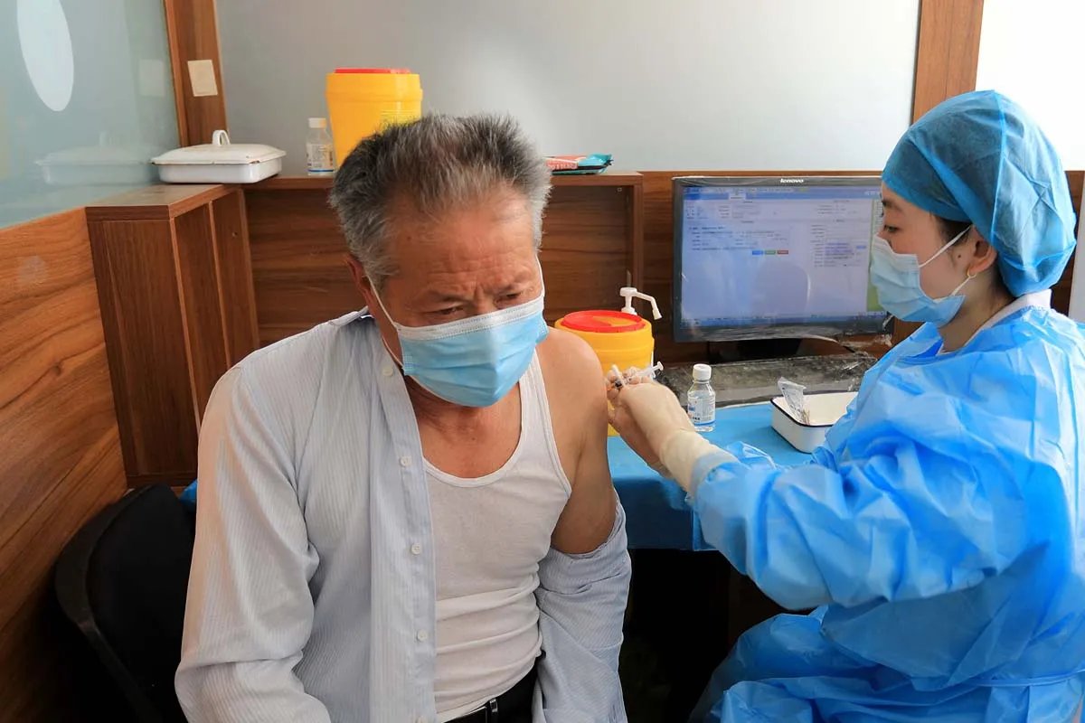 Китайські вакцини виявилися менш ефективними, ніж західні, тому Пекін продовжує суворий карантин Китайські вакцини виявилися менш ефективними, ніж західні, тому Пекін продовжує суворий карантин