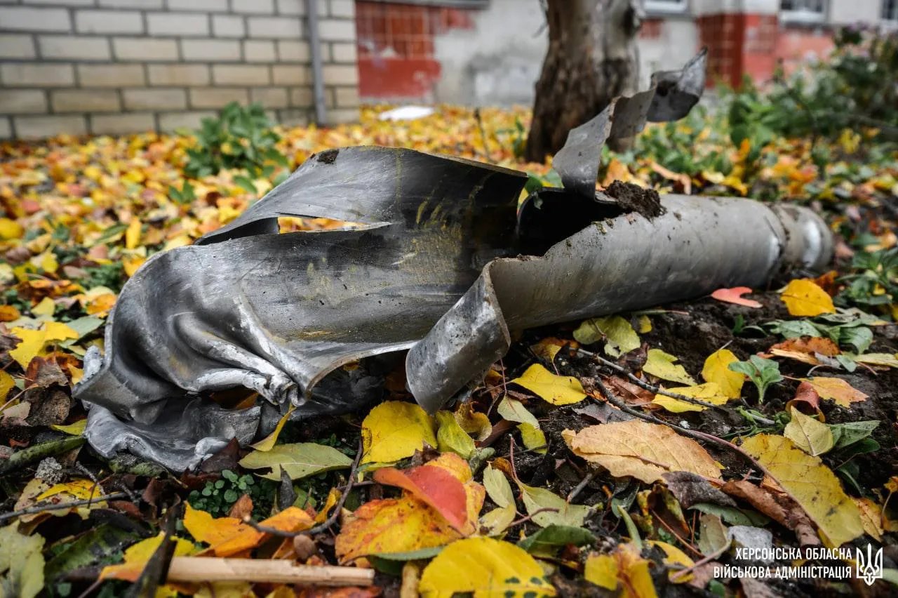 Залишки від ракети на місці удару